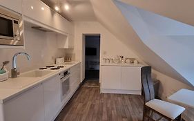 Modern And Spacious 2 Bedroom Apartment With Free Parking